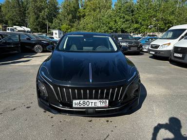 Hongqi E-QM5