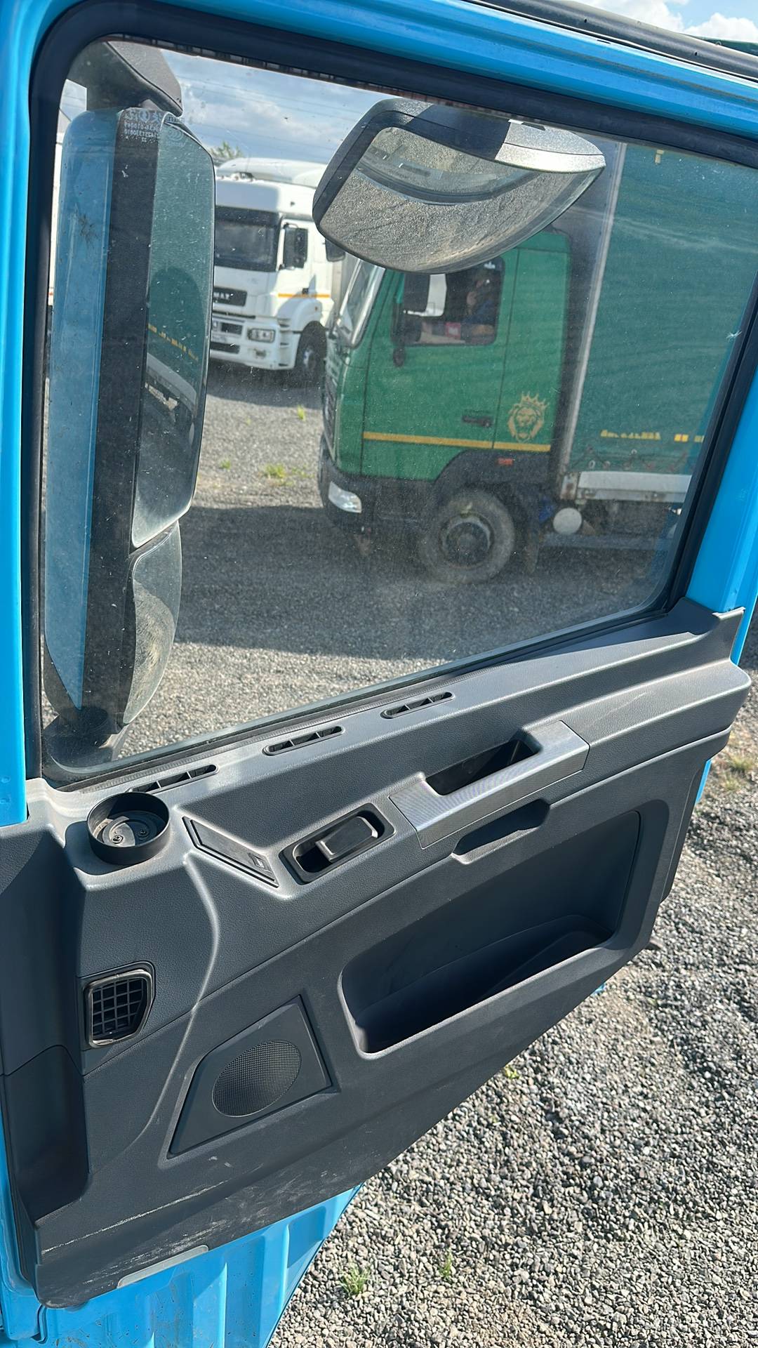 Shacman SX42584W324C,  52 223 км, 2022 года в лизинг