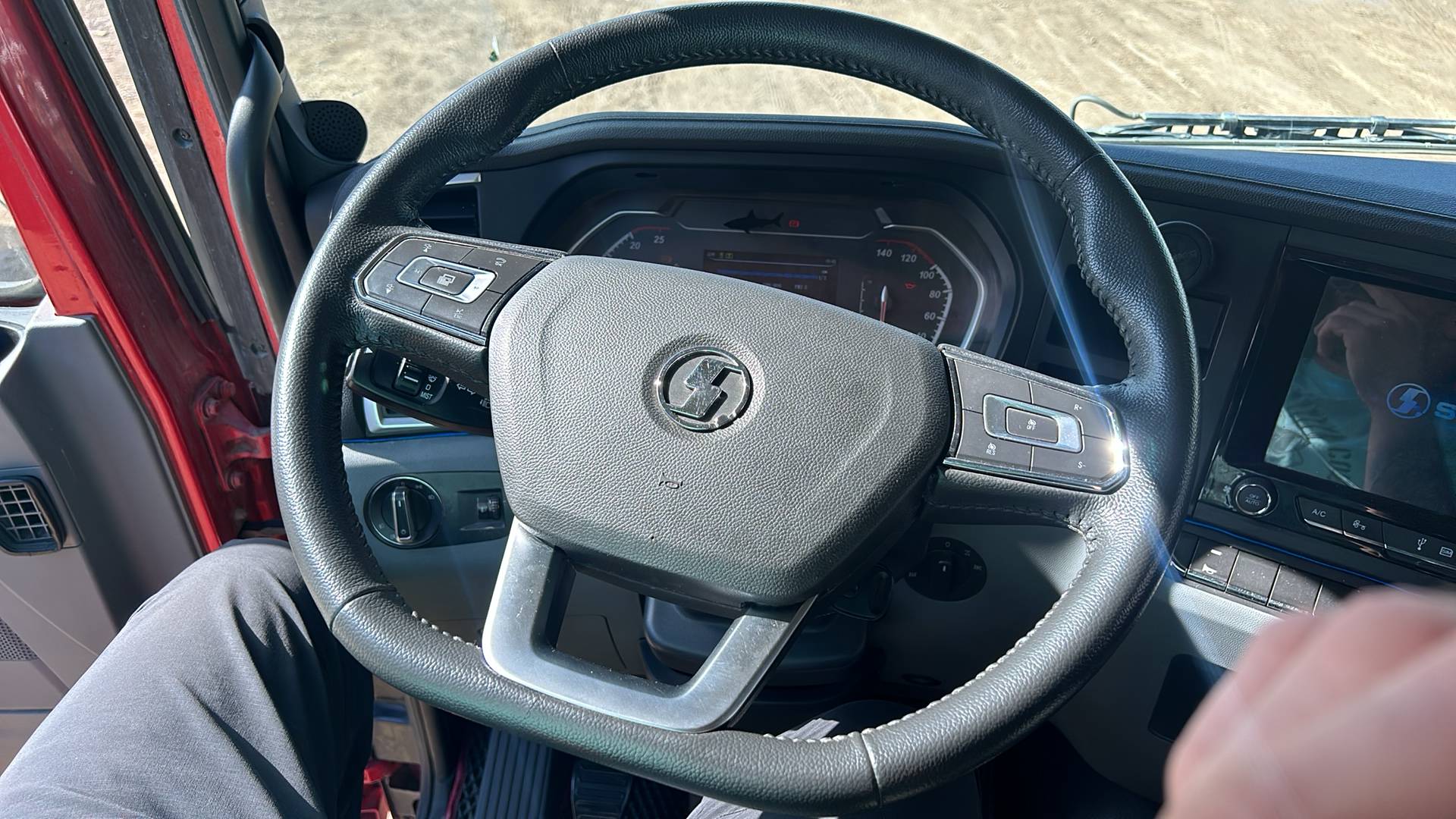 Shacman SX331863366,  268 762 км, 2023 года в лизинг