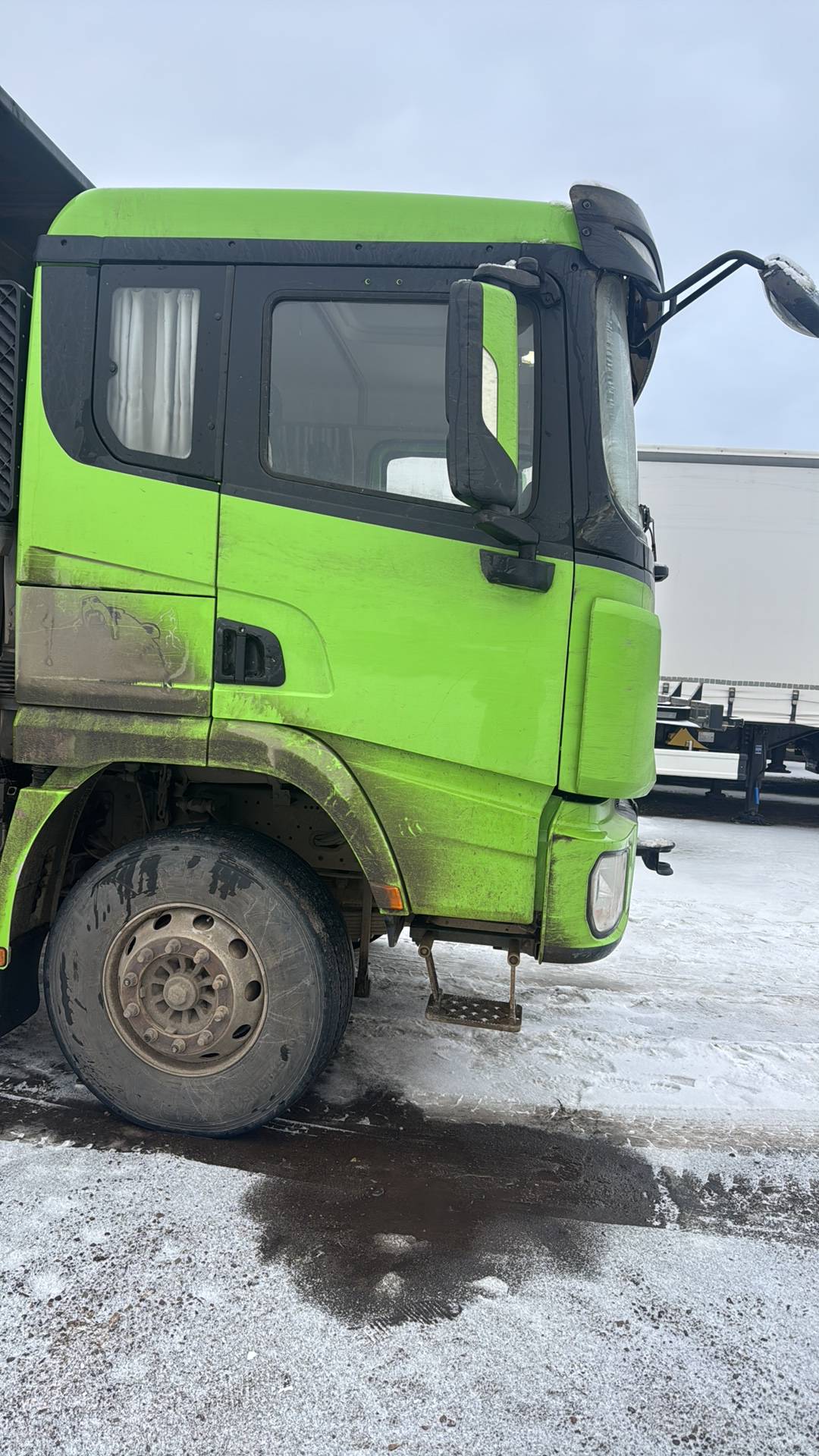 Shacman SX33186W366C,  128 683 км, 2023 года