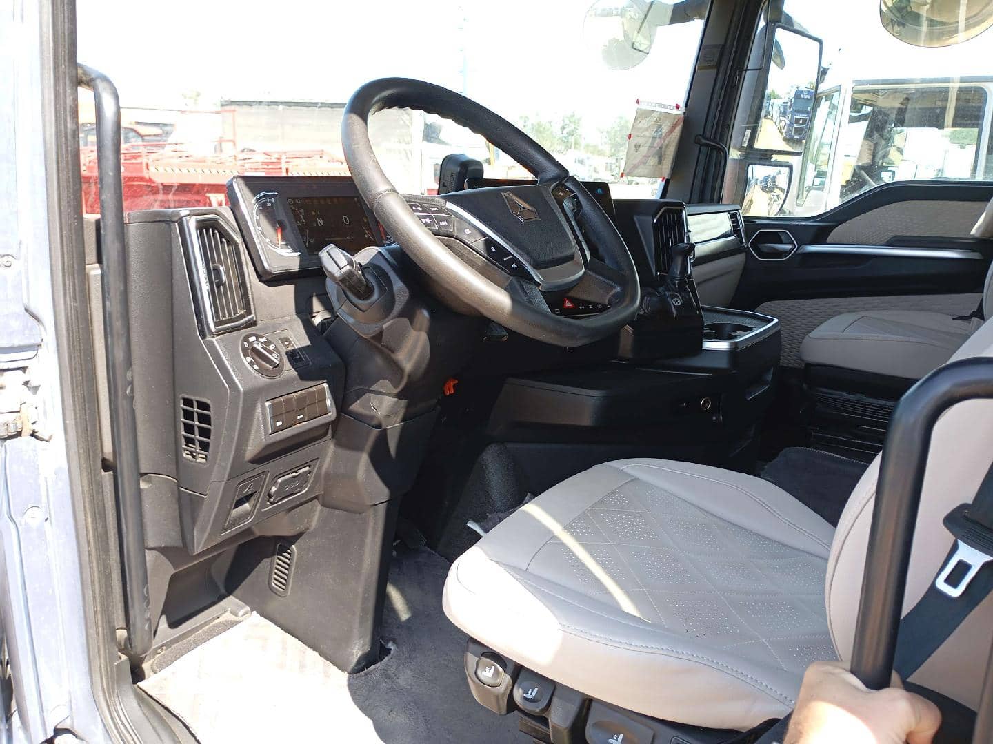Sitrak С7Н MAX 6×4 ZZ4256V364HE,  161 294 км, 2023 года в лизинг