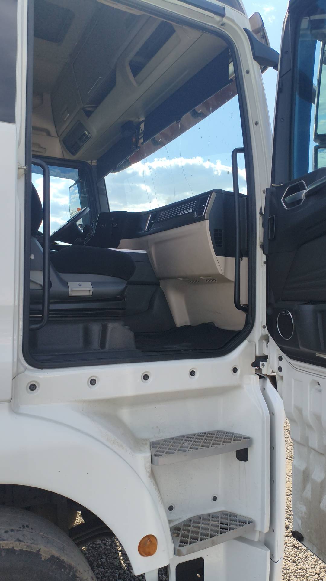Sitrak ZZ4256V363HE1 6×2,  251 087 км, 2023 года в лизинг