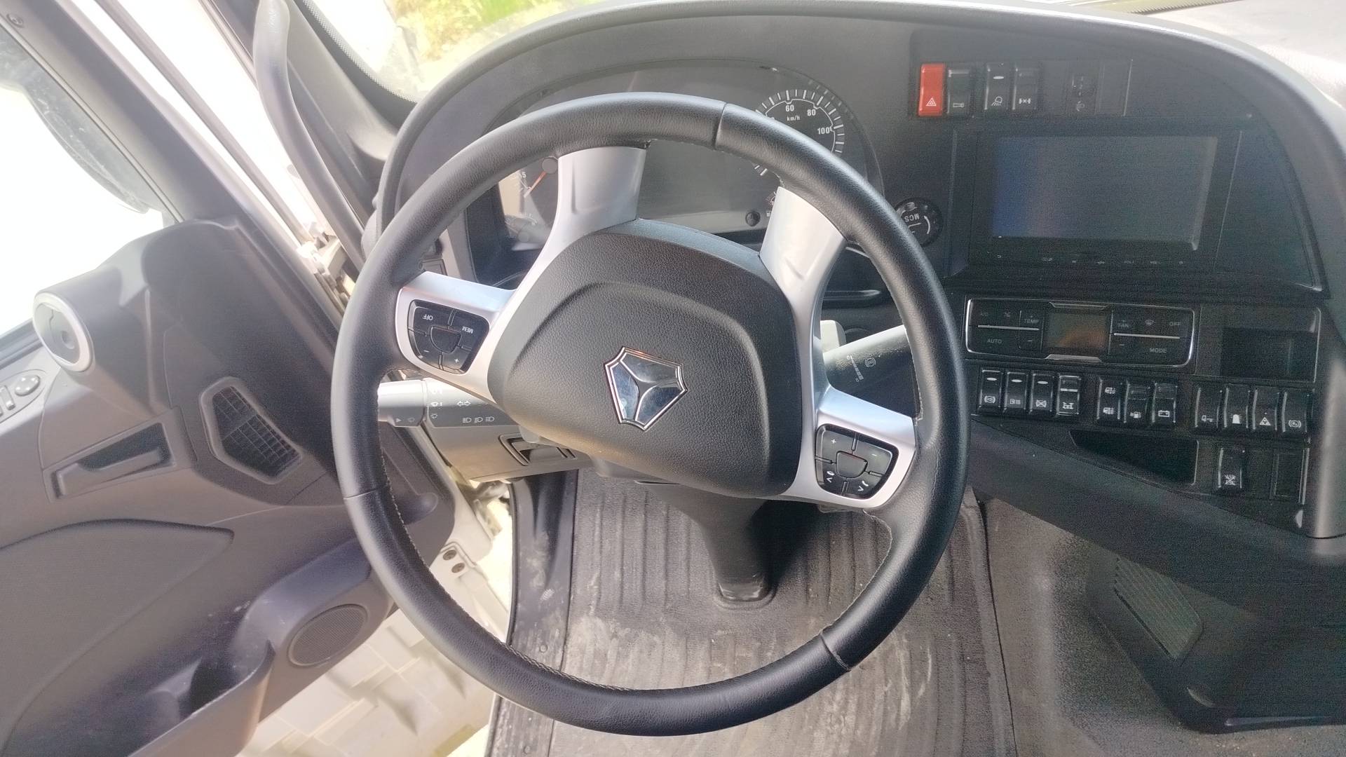 Sitrak C7H 4x2 ZZ4186V361HE,  338 313 км, 2023 года в лизинг