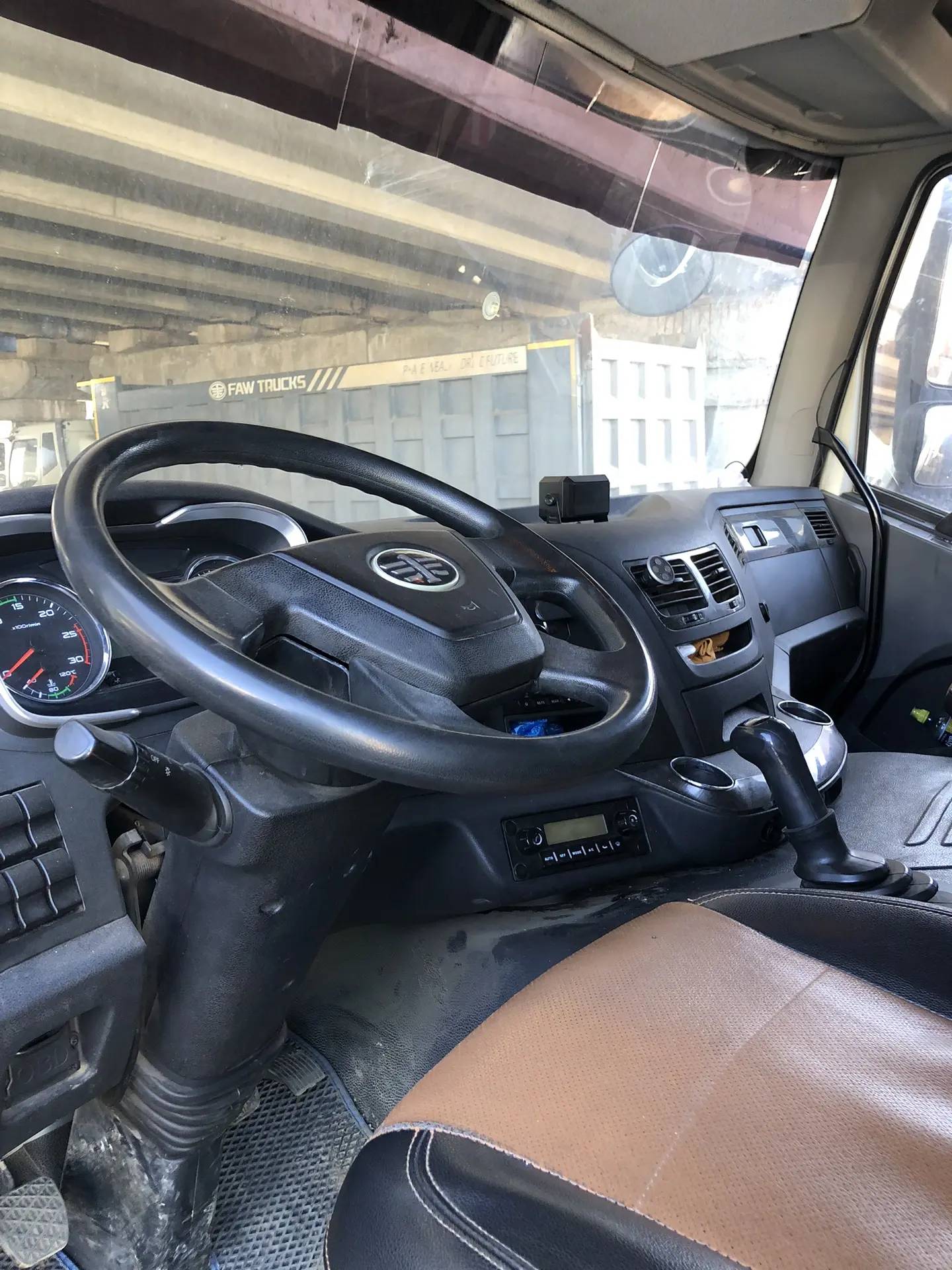 FAW CA3310P66K24T4E5 8х4,  281 137 км, 2023 года в лизинг