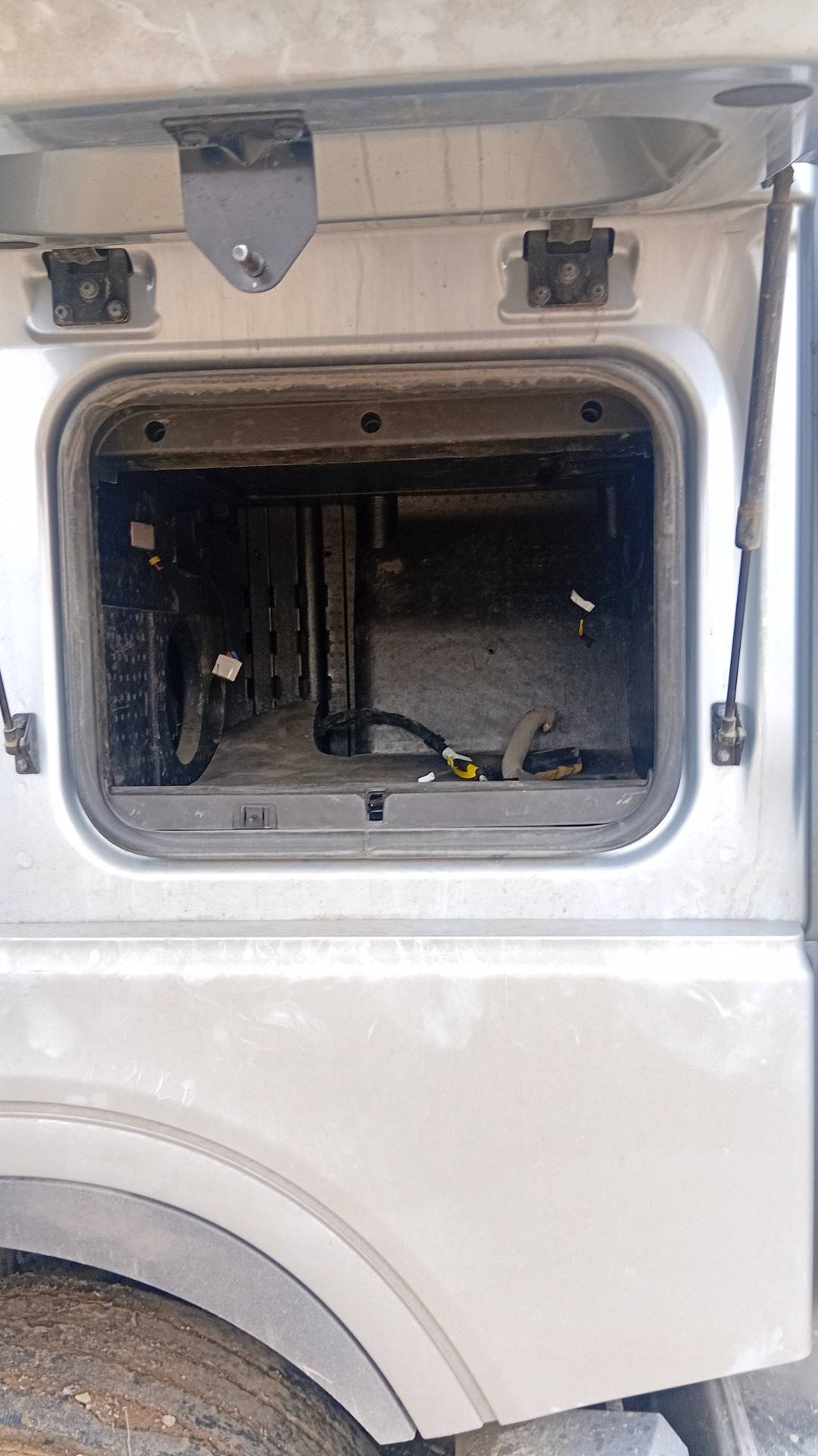 Shacman SX4188YY381,  313 626 км, 2023 года в лизинг