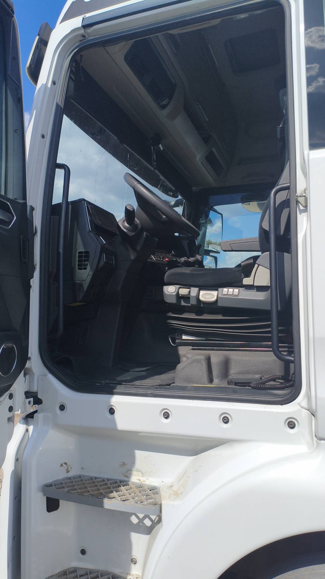 Sitrak ZZ4256V363HE1 6×2,  251 087 км, 2023 года в лизинг
