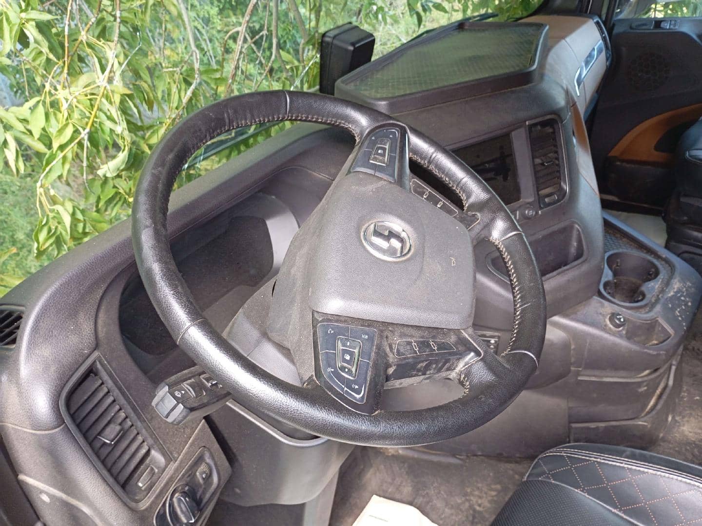 Shacman SX4188YY381,  300 000 км, 2023 года в лизинг