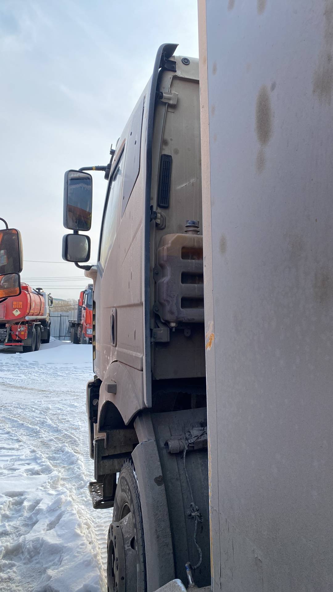 FAW CA3310P66K24T4E5 8х4,  184 197 км, 2023 года в лизинг