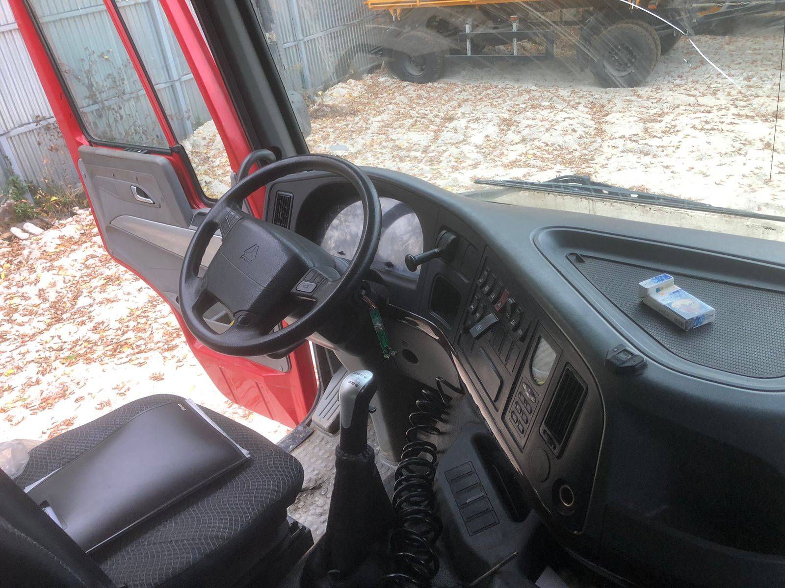 HOWO ZZ3317V386GE1 8х4,  75 728 км, 2022 года в лизинг