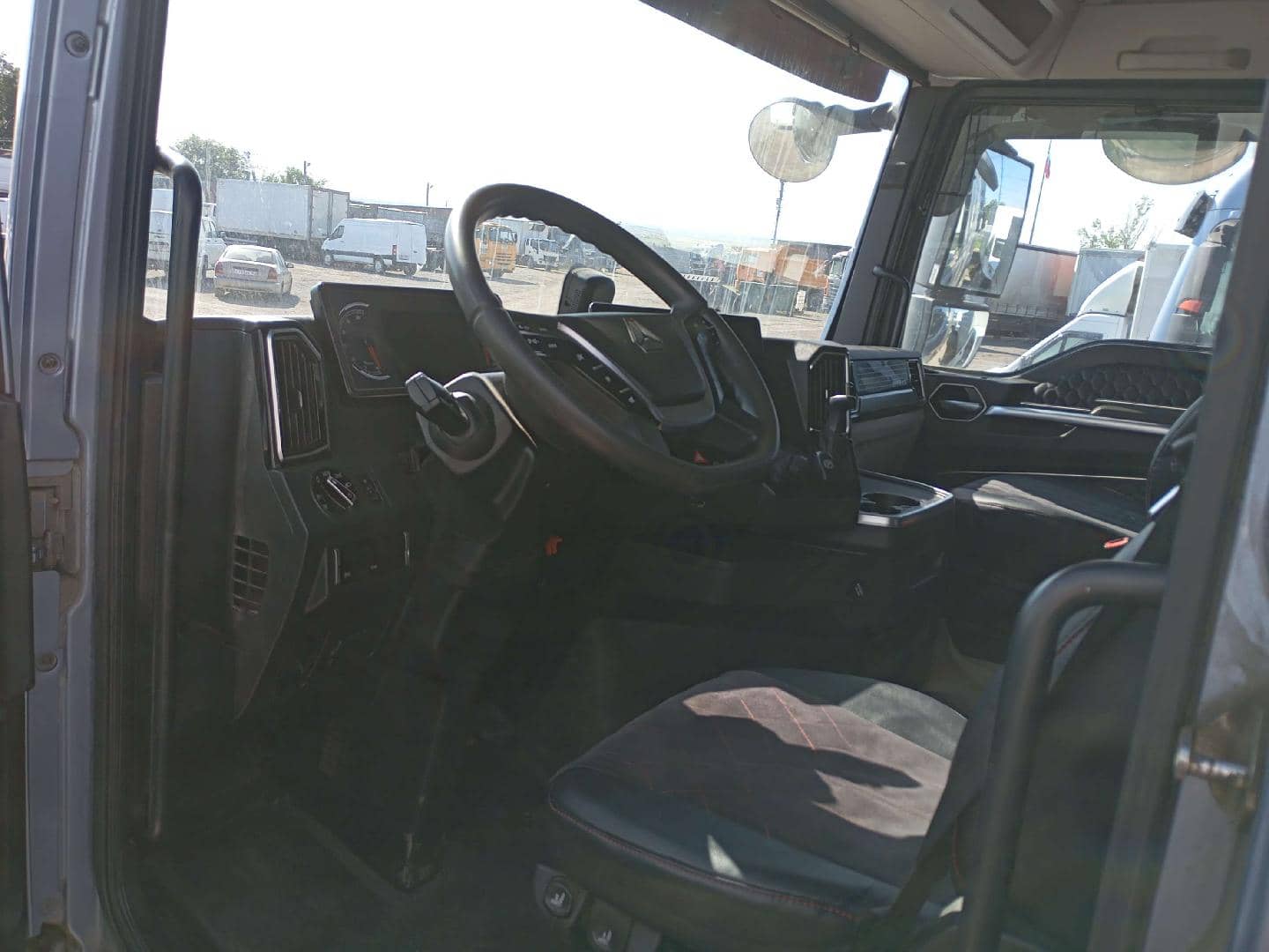 Sitrak С7Н MAX 6×4 ZZ4256V364HE,  165 716 км, 2023 года в лизинг