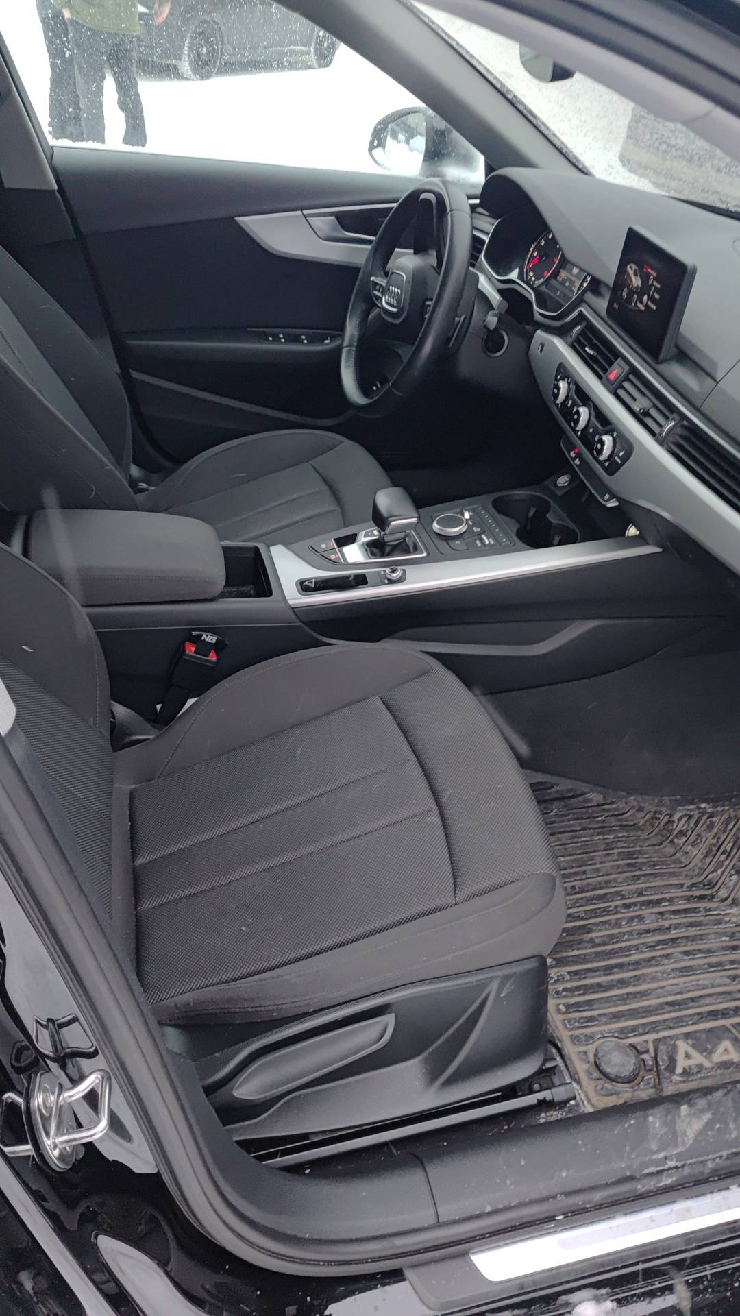 Audi A4,  170 901 км, 2018 года в лизинг