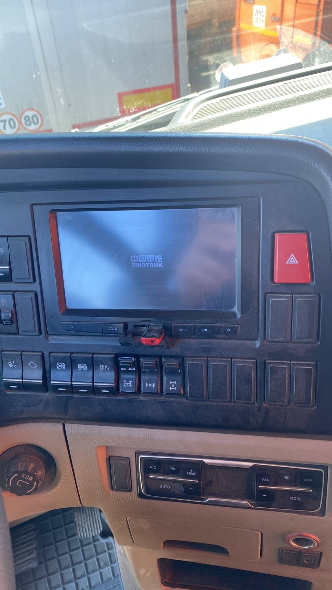 HOWO ZZ3317V386GE1 8х4,  147 140 км, 2023 года в лизинг