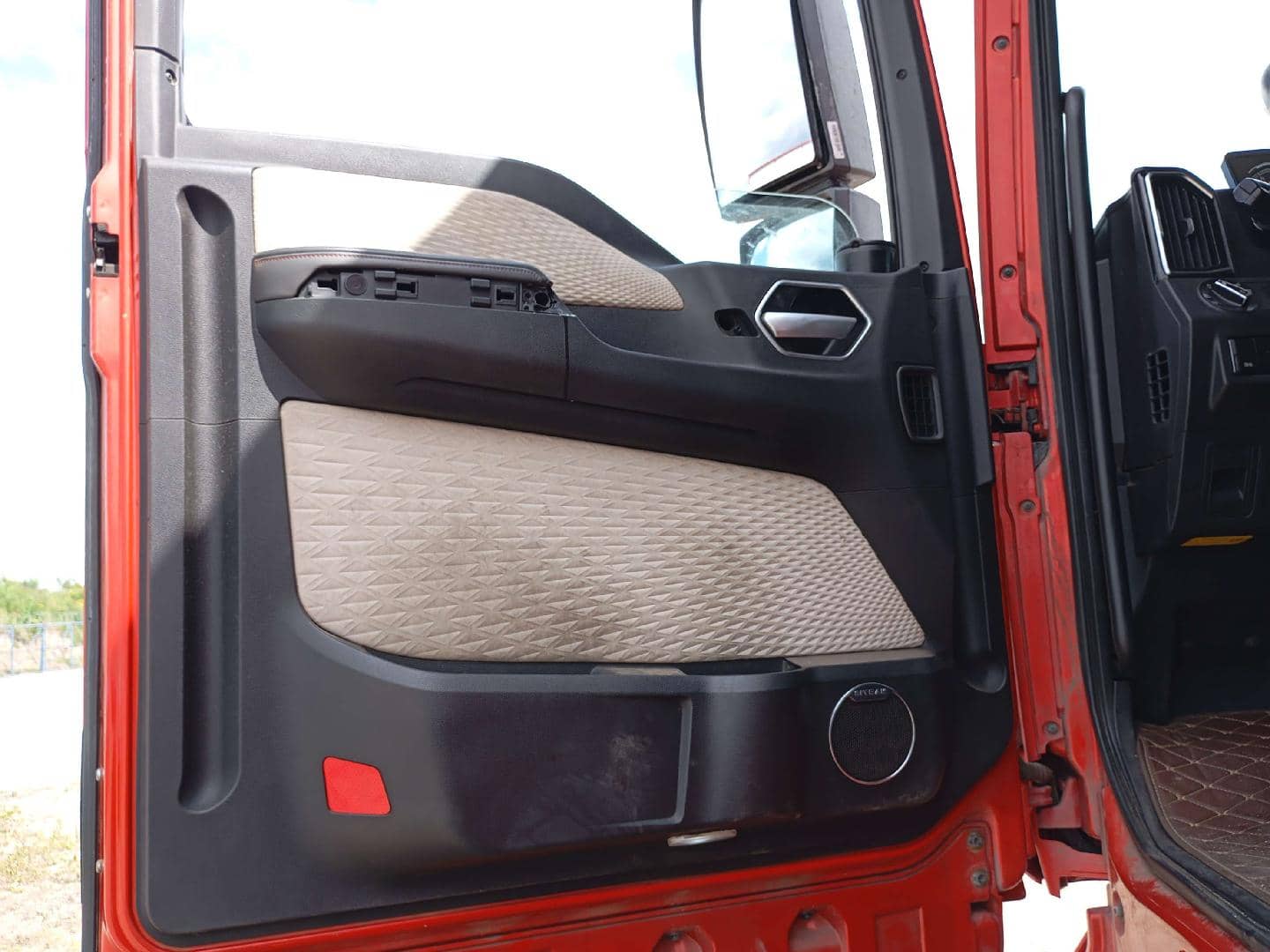 Sitrak C7H 4x2 ZZ4186V361HE,  348 905 км, 2023 года в лизинг