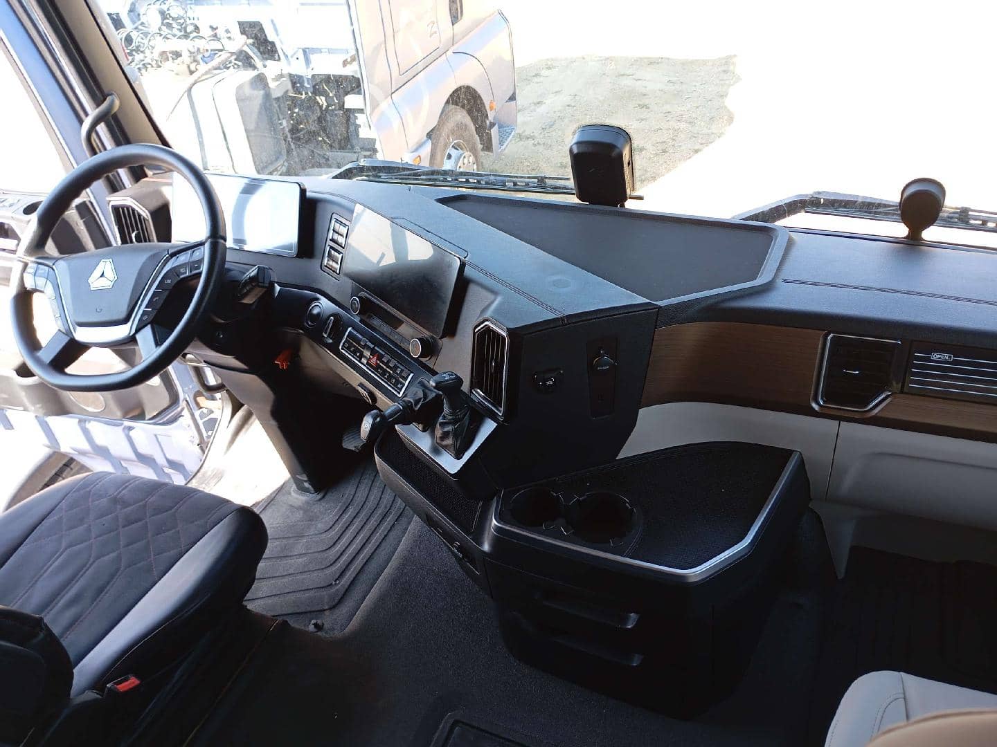 Sitrak С7Н MAX 6×4 ZZ4256V364HE,  151 000 км, 2023 года в лизинг