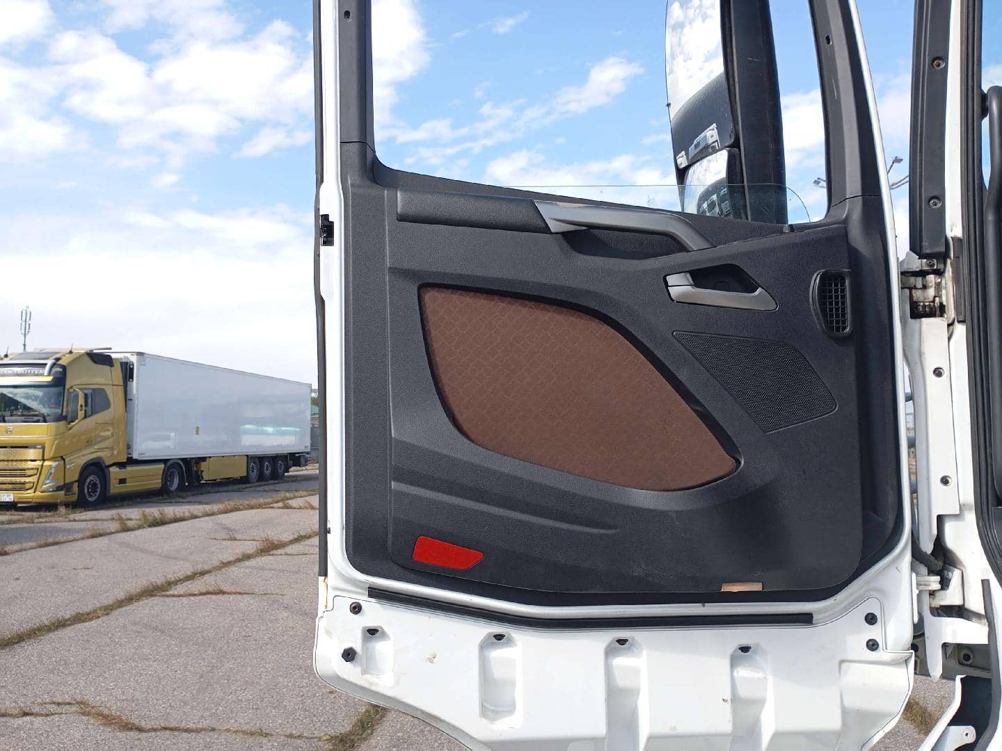 FAW CA4180P77K25E5 4x2,  668 270 км, 2023 года в лизинг