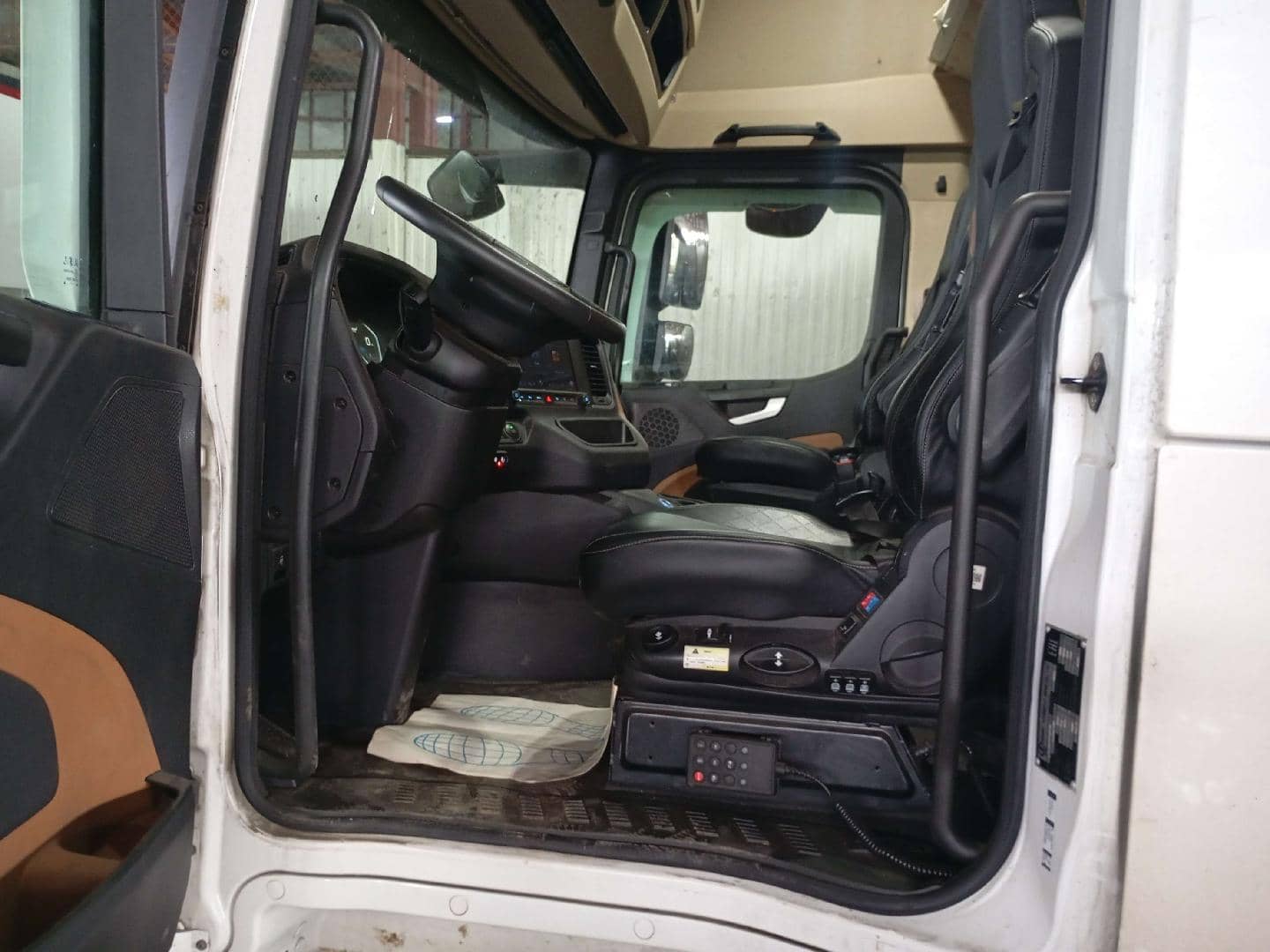 Shacman SX4188YY381,  337 458 км, 2023 года в лизинг