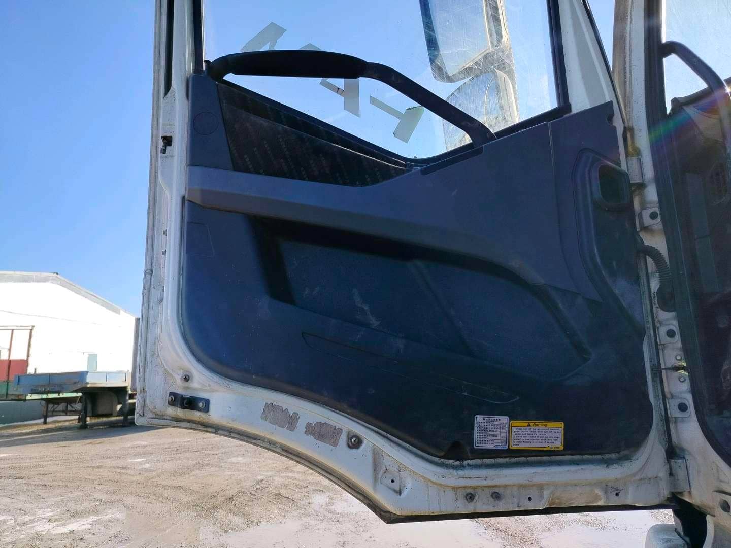 FAW CA3250P66K24T1E5 6х4,  130 404 км, 2022 года в лизинг