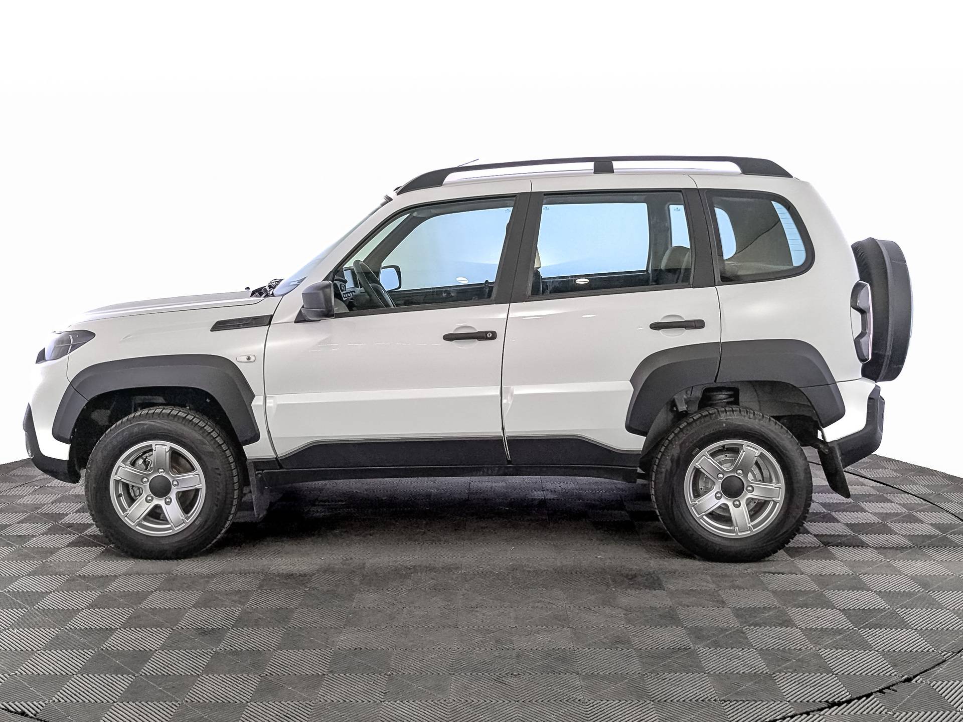 Lada Niva Travel Comfort 24 MMS 1.7 80hp 5MT