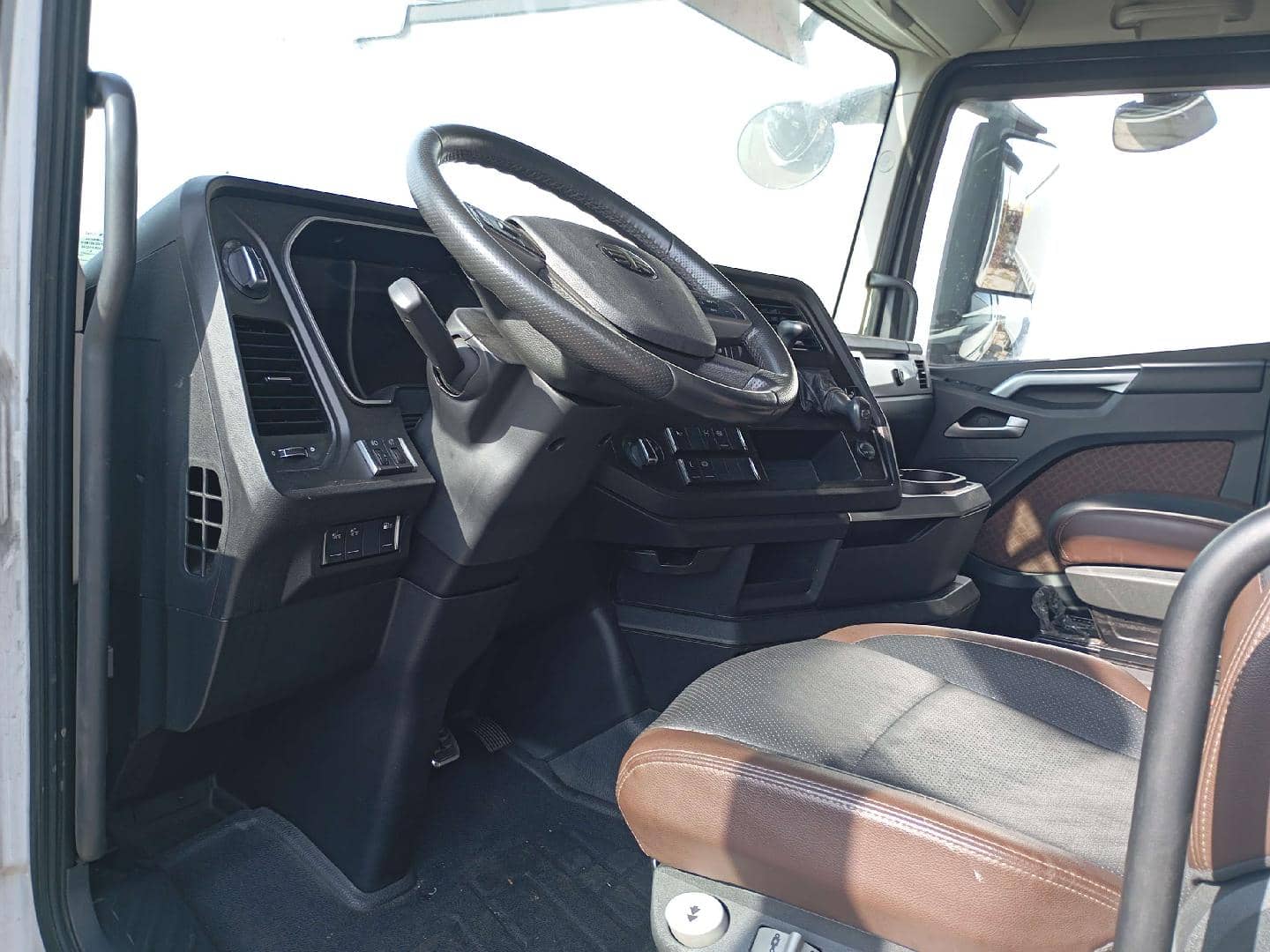 FAW CA4180P77K25E5 4x2,  488 174 км, 2023 года в лизинг