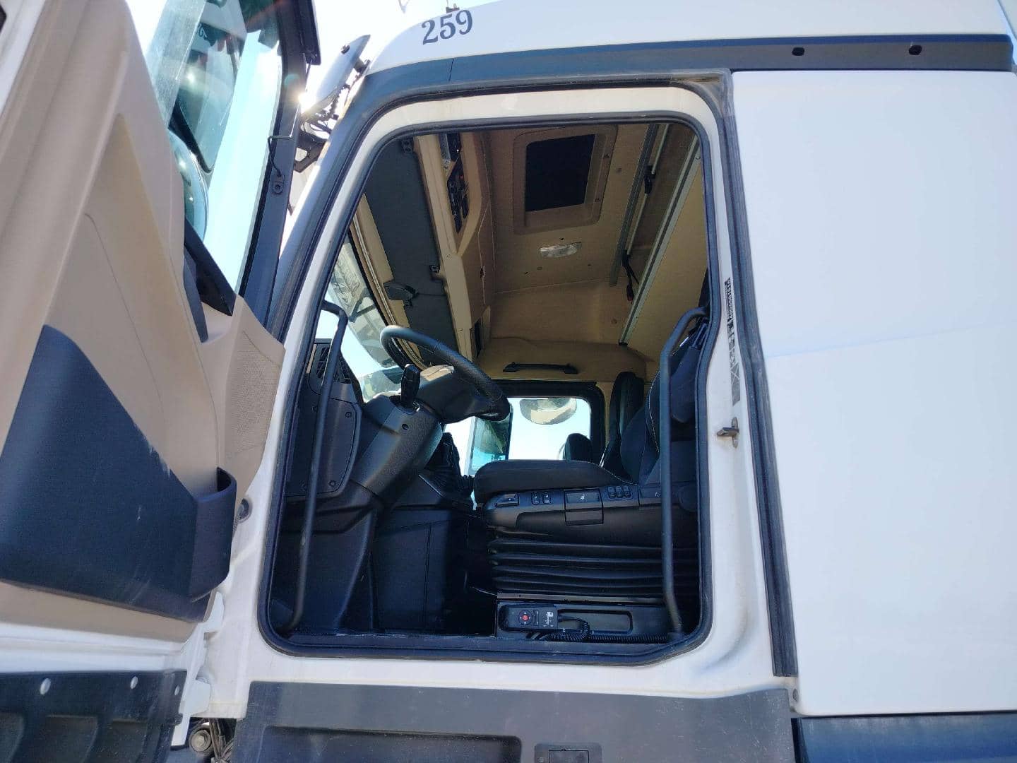 Mercedes-Benz Actros 1848 LS,  353 177 км, 2024 года в лизинг
