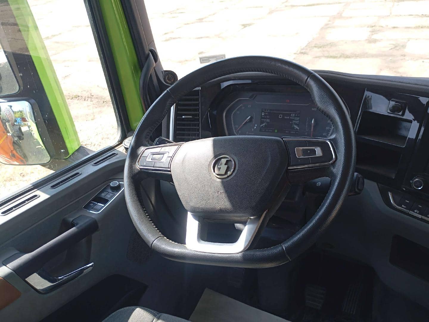 Shacman SX5318GJB6T326 ,  128 429 км, 2023 года в лизинг