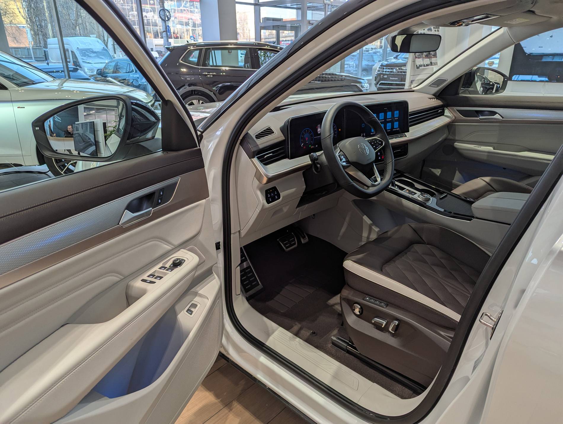 Volkswagen Tavendor R-Line Edition 380TSI 7AT 4Motion
