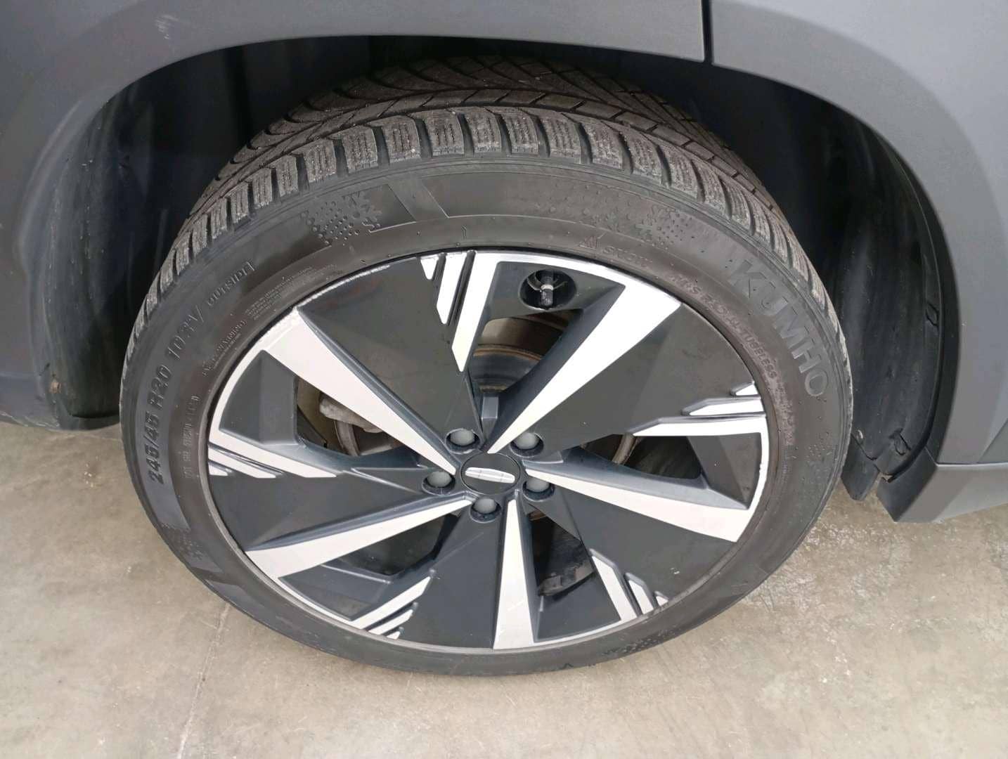 Geely Atlas,  129 159 км, 2023 года в лизинг