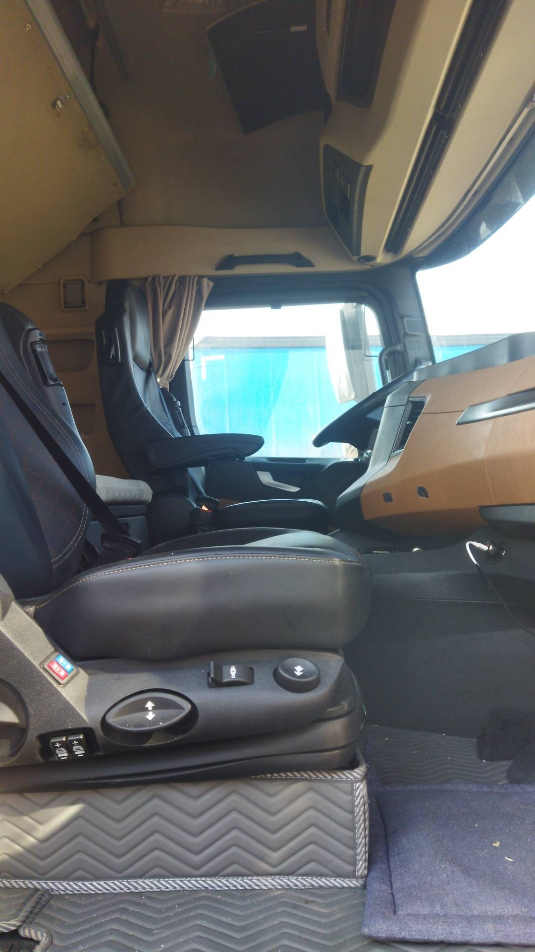 Shacman SX4188YY381,  268 164 км, 2024 года в лизинг