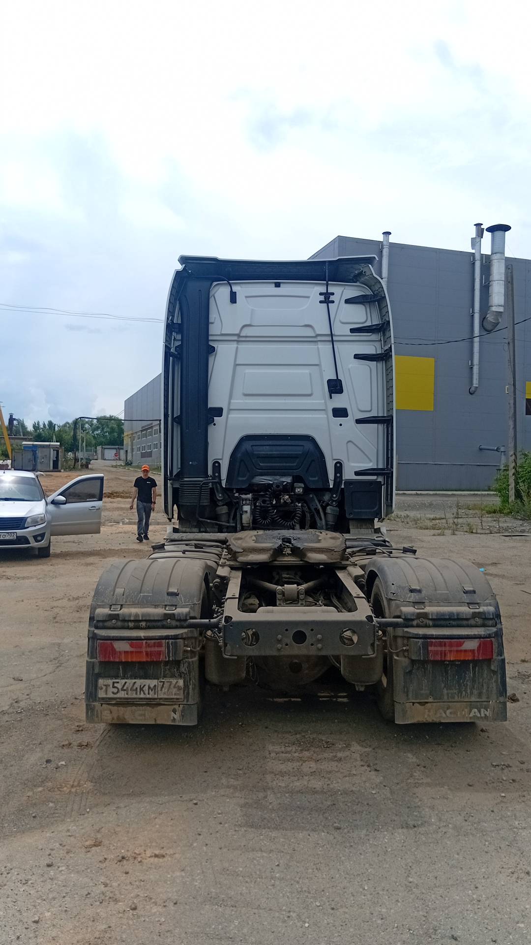 Shacman SX4188YY381,  326 811 км, 2023 года в лизинг