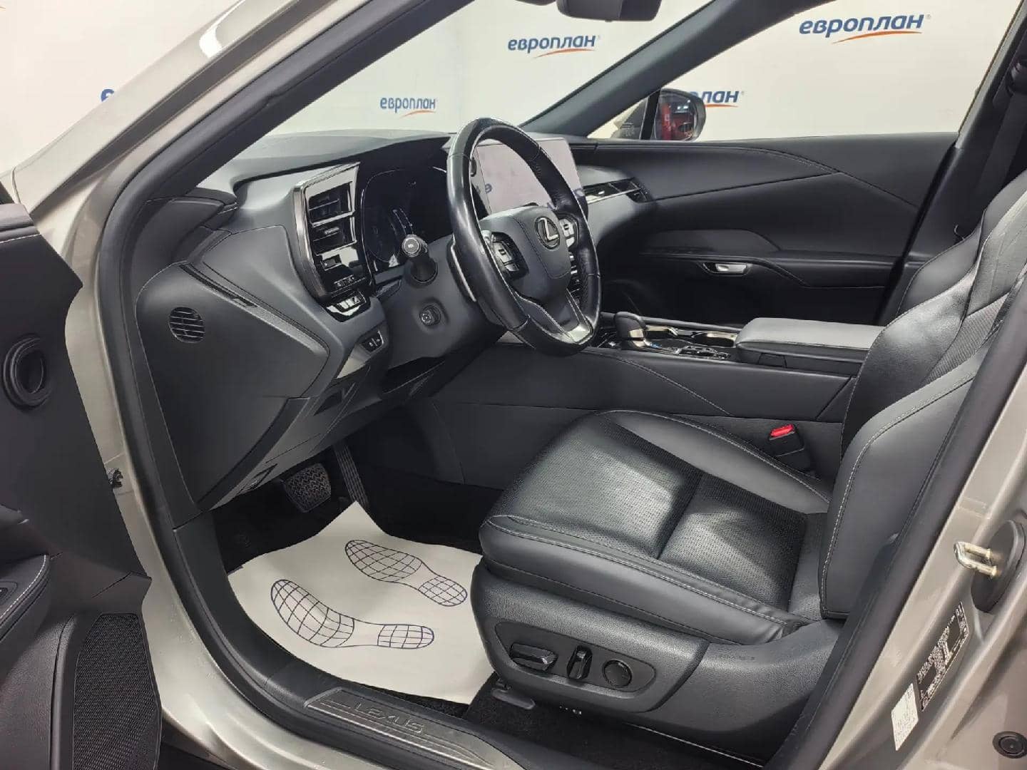 Lexus RX 450h+,  63 006 км, 2023 года в лизинг