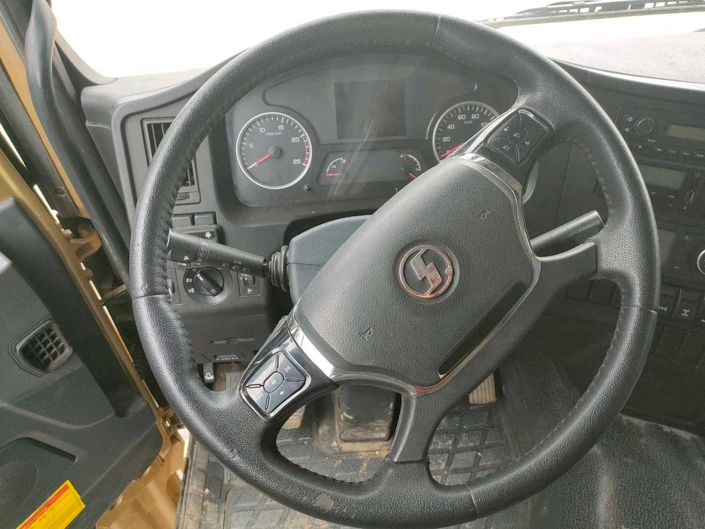 Shacman SX331863366 (скальный кузов),  200 000 км, 2022 года в лизинг