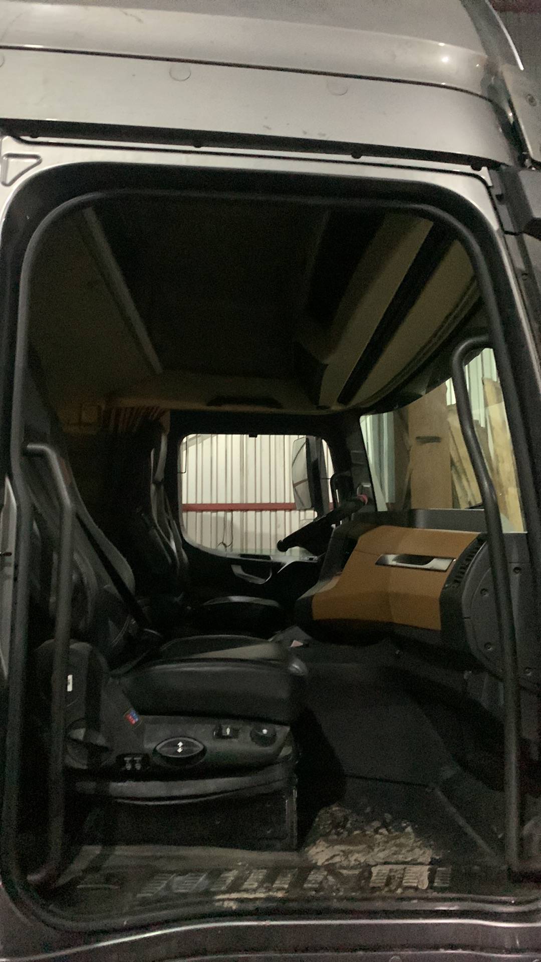 Shacman SX4188YY381,  294 903 км, 2023 года в лизинг