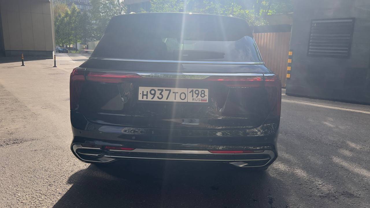 Hongqi E-HS9,  12 650 км, 2023 года в лизинг