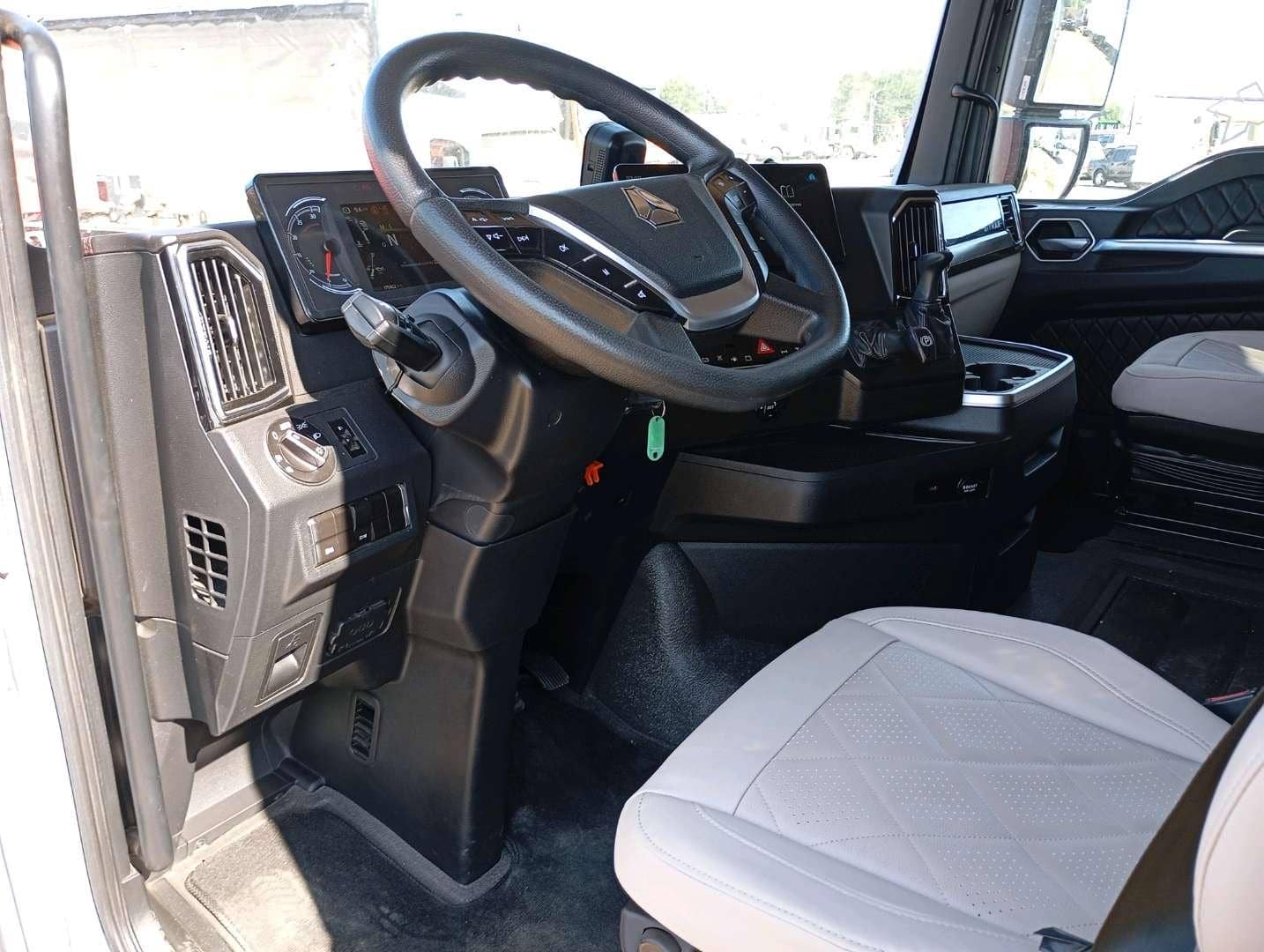 Sitrak С7Н MAX 6×4 ZZ4256V364HE,  175 462 км, 2023 года в лизинг