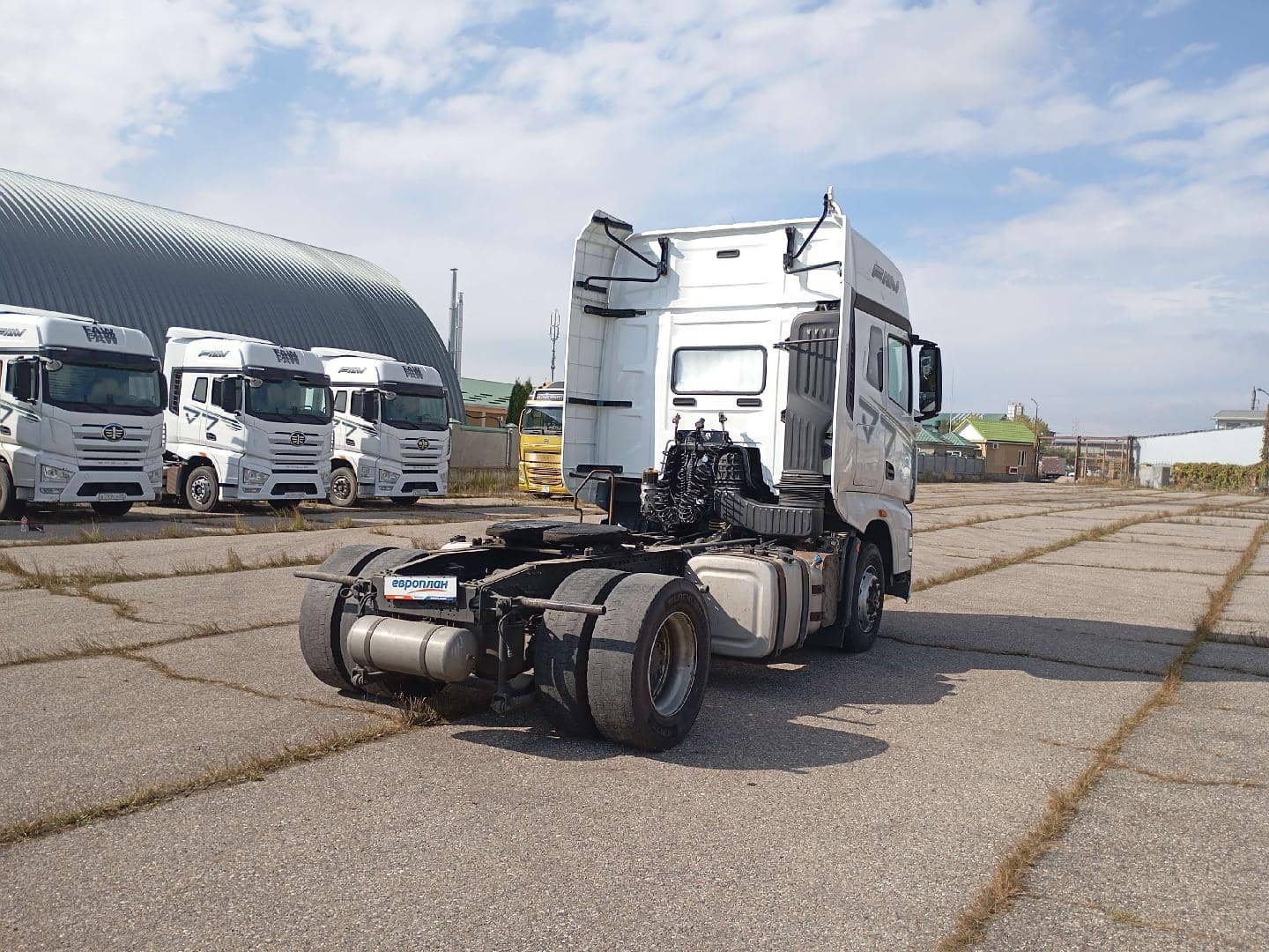 FAW CA4180P77K25E5 4x2,  668 270 км, 2023 года в лизинг