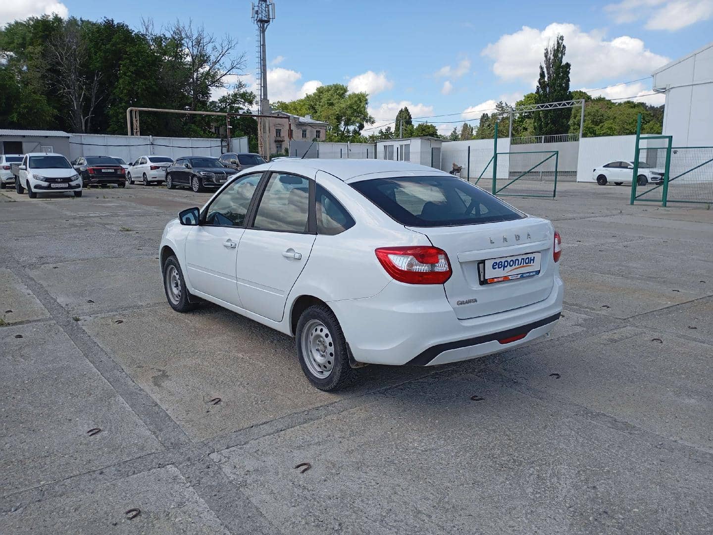 Lada Granta лифтбек,  12 388 км, 2024 года в лизинг