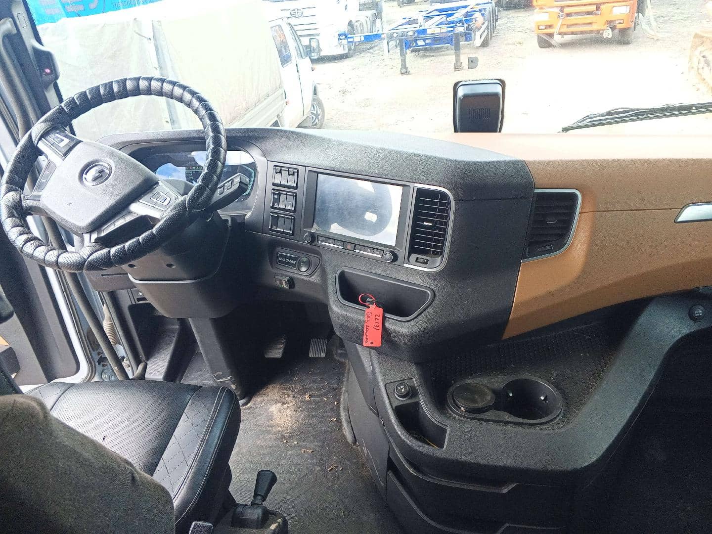 Shacman SX4188YY381,  277 790 км, 2023 года в лизинг