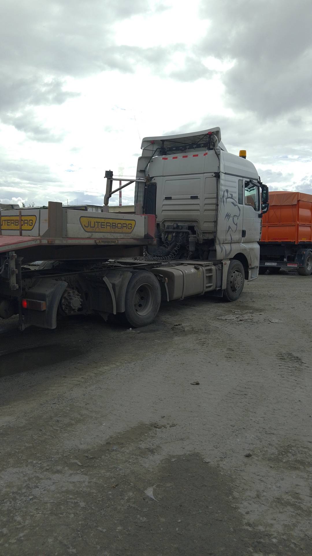 Sitrak ZZ4256V363HE1 6×2,  301 405 км, 2023 года в лизинг