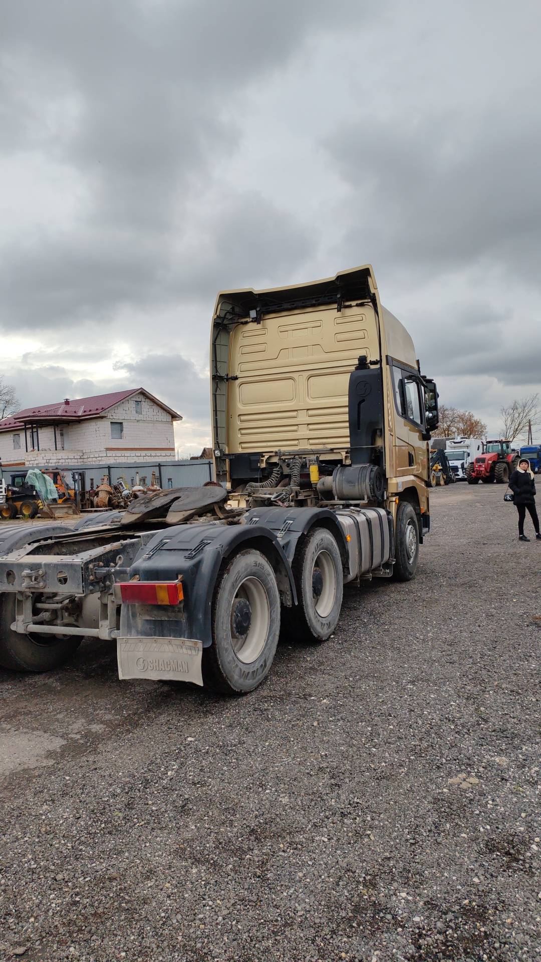 Shacman SX42584W324C,  471 947 км, 2022 года в лизинг