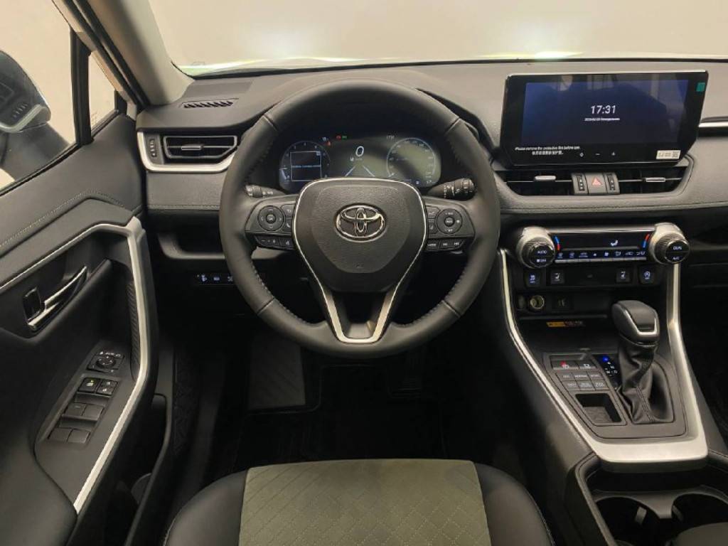 Toyota RAV4 Адвенчер Плюс 2.0 Вариатор полный привод (Adventure Plus)