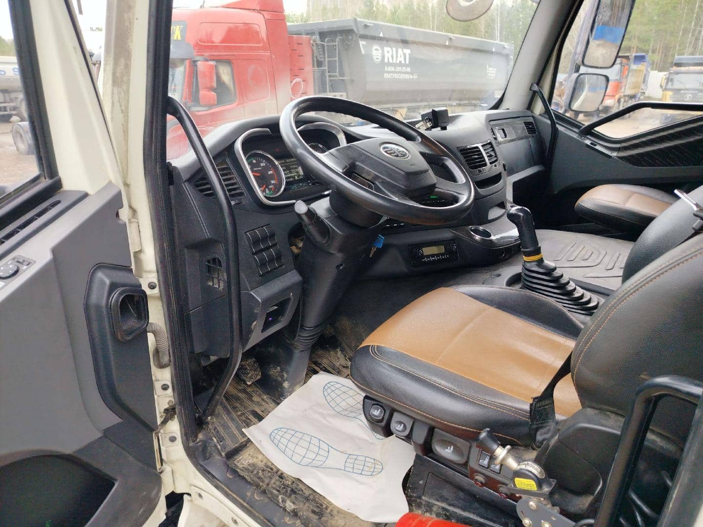 FAW CA3310P66K24T4E5 8х4,  139 307 км, 2023 года в лизинг
