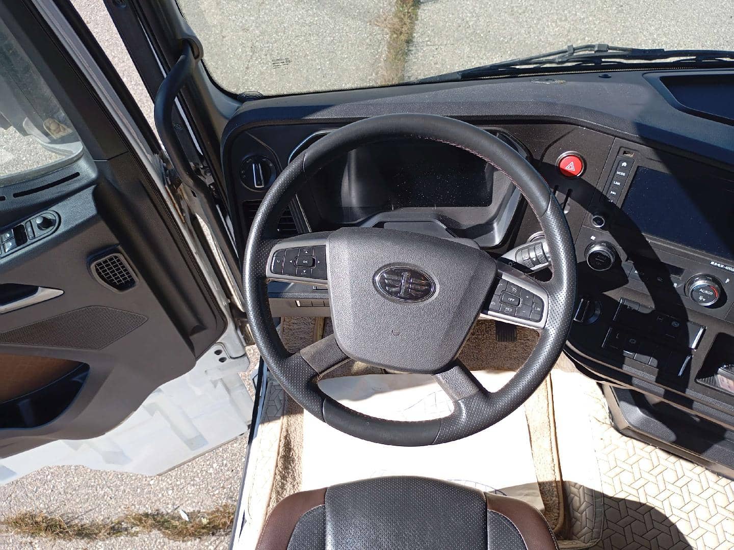 FAW CA4180P77K25E5 4x2,  540 284 км, 2023 года в лизинг