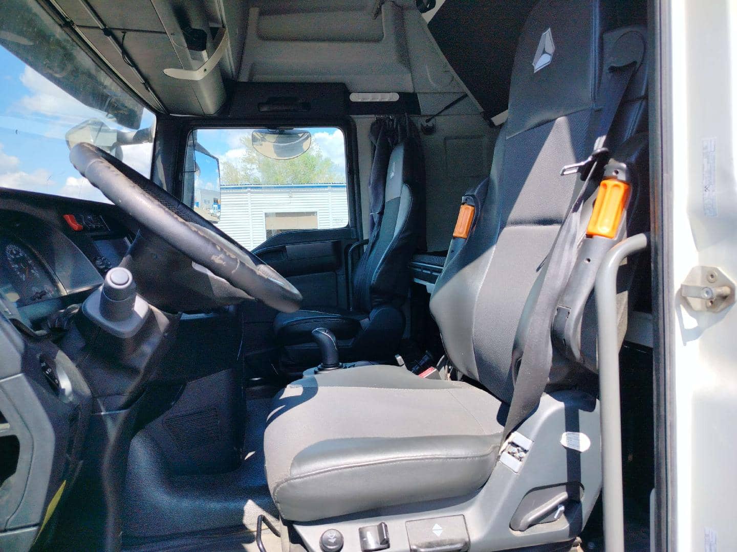 Sitrak C7H 4x2 ZZ4186V361HE,  593 472 км, 2022 года в лизинг