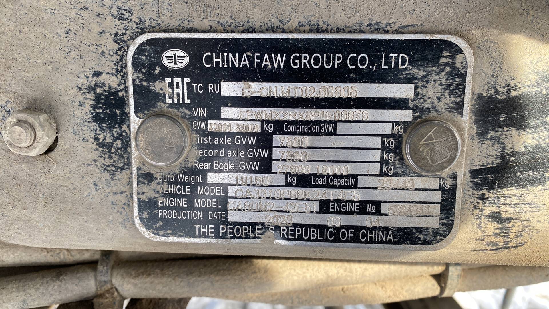 FAW CA3310P66K24T4E5 8х4,  184 197 км, 2023 года в лизинг