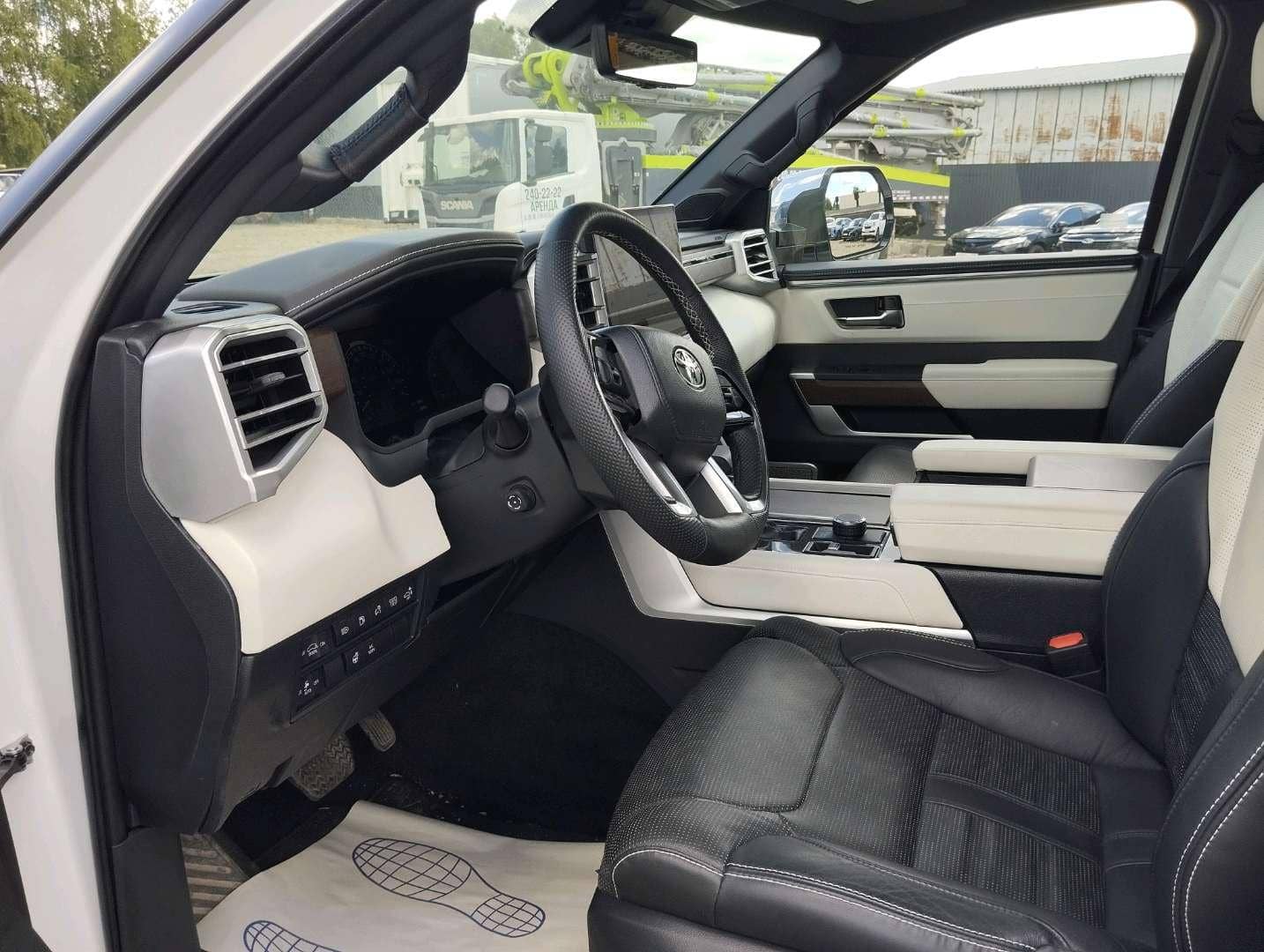 Toyota Sequoia,  25 194 км, 2024 года в лизинг