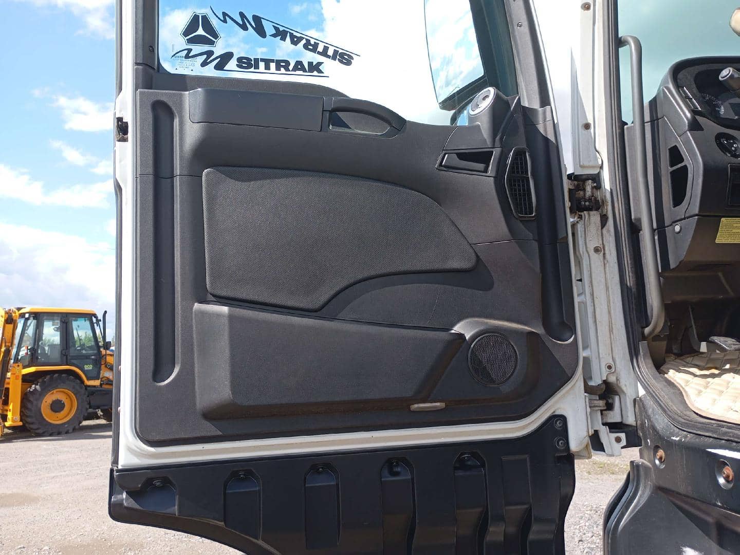 Sitrak C7H 4x2 ZZ4186V361HE,  439 840 км, 2023 года в лизинг