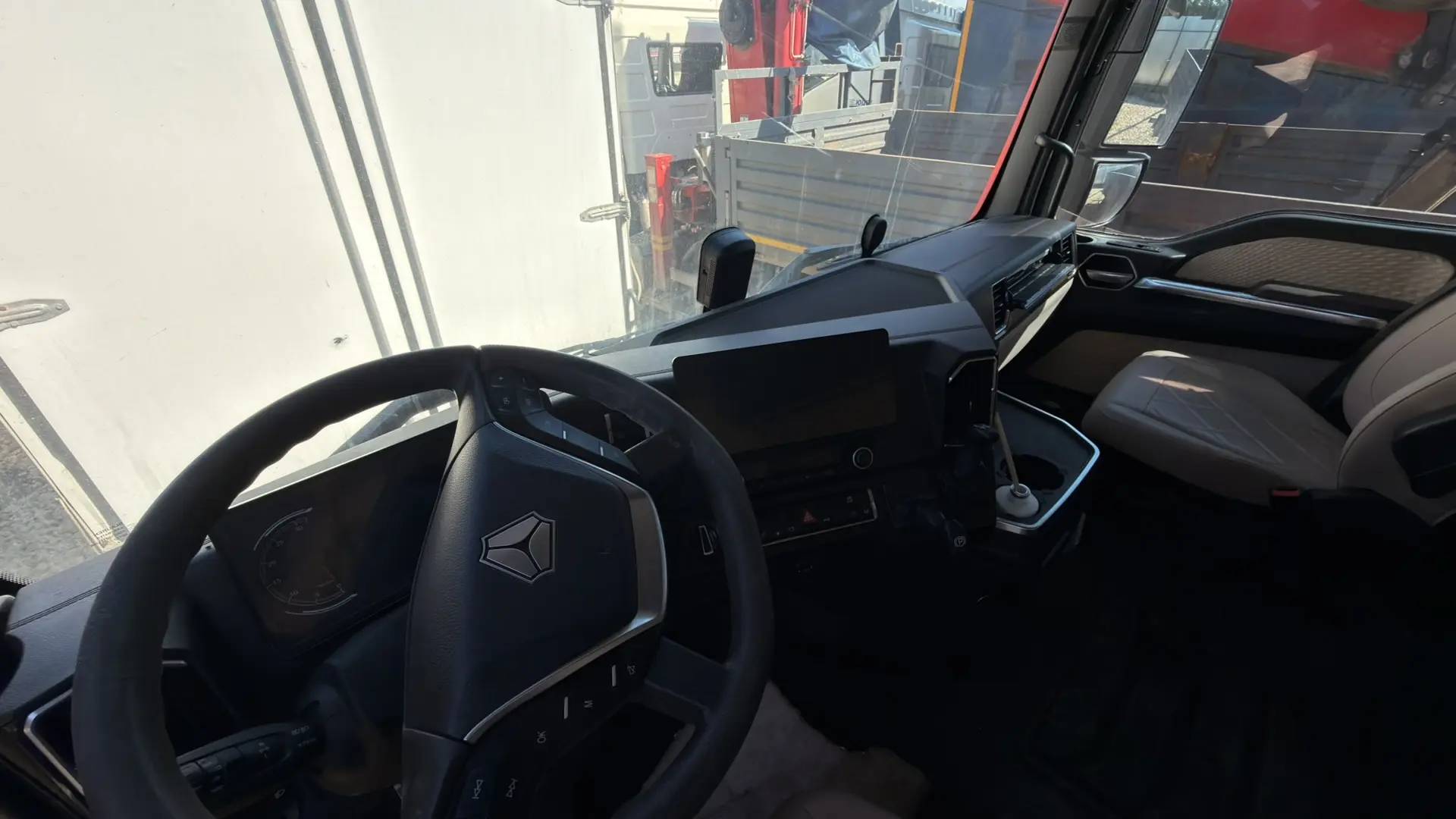 Sitrak C7H 4x2 ZZ4186V361HE,  367 836 км, 2023 года в лизинг