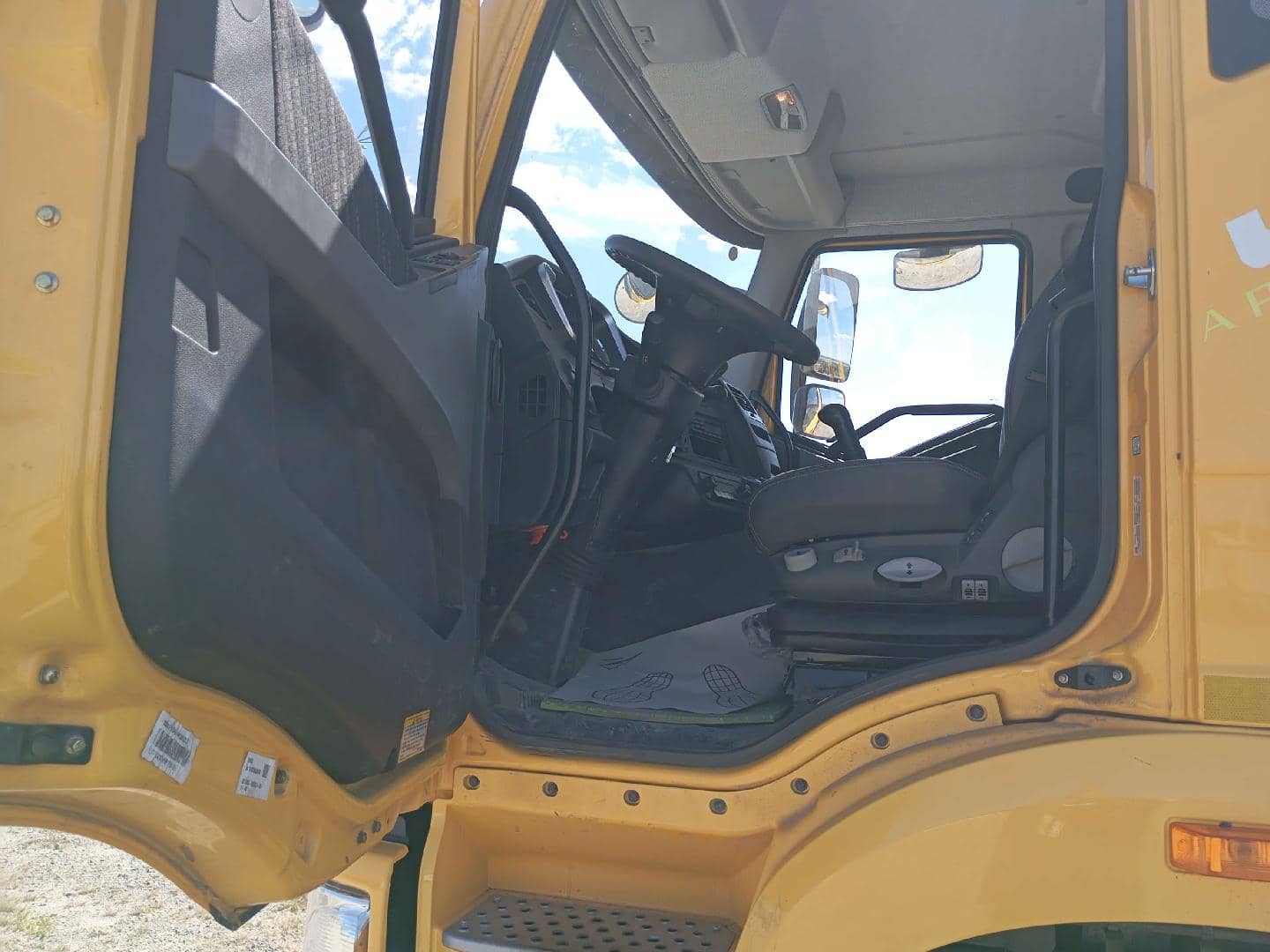 FAW CA3250P66K24T1E5 6х4,  28 693 км, 2024 года в лизинг