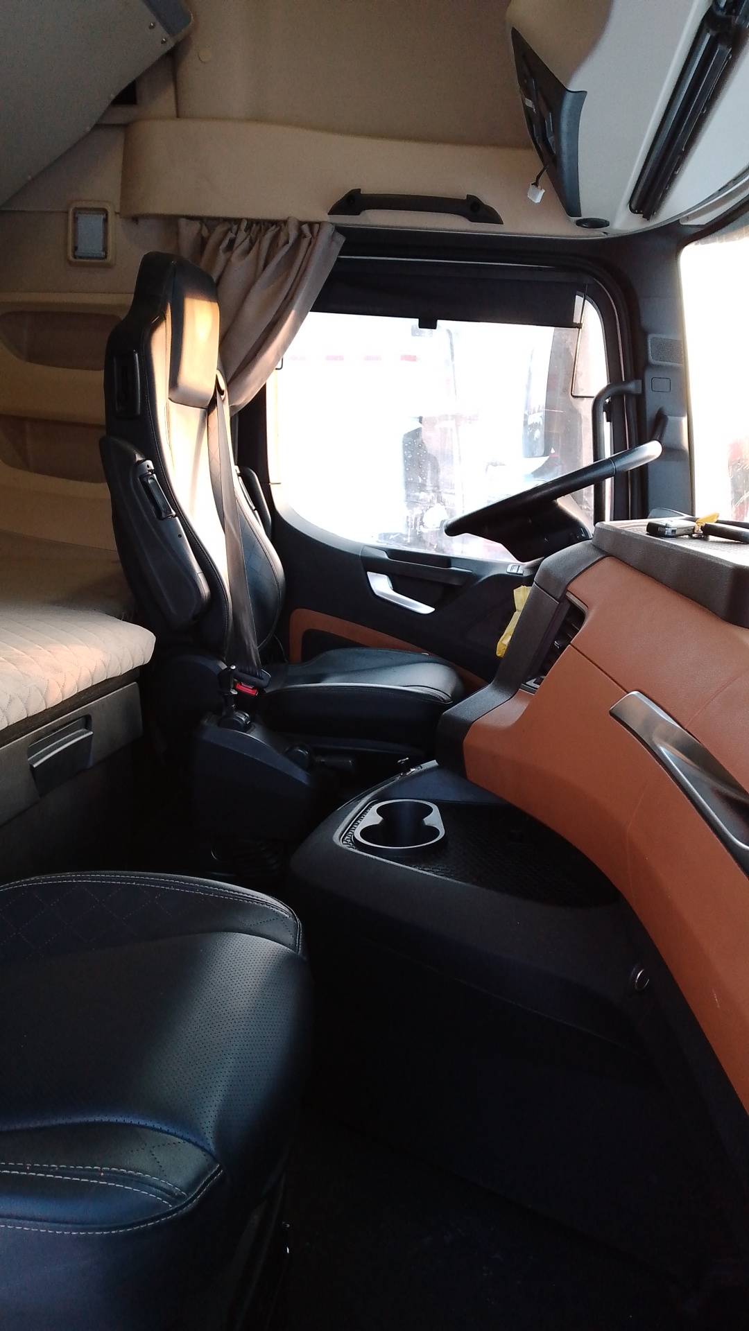 Shacman SX4188Y3381,  200 343 км, 2023 года в лизинг