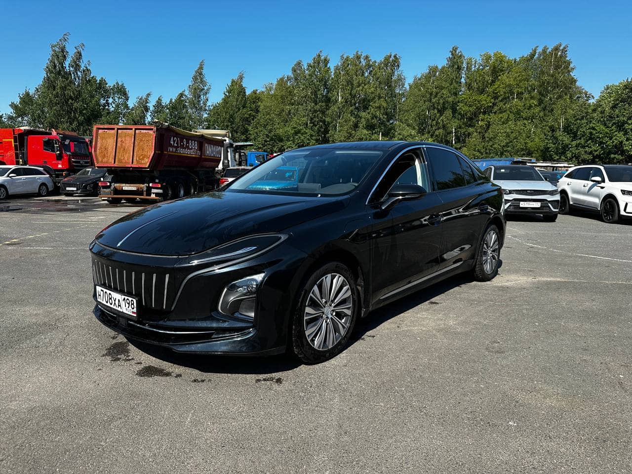 Hongqi E-QM5